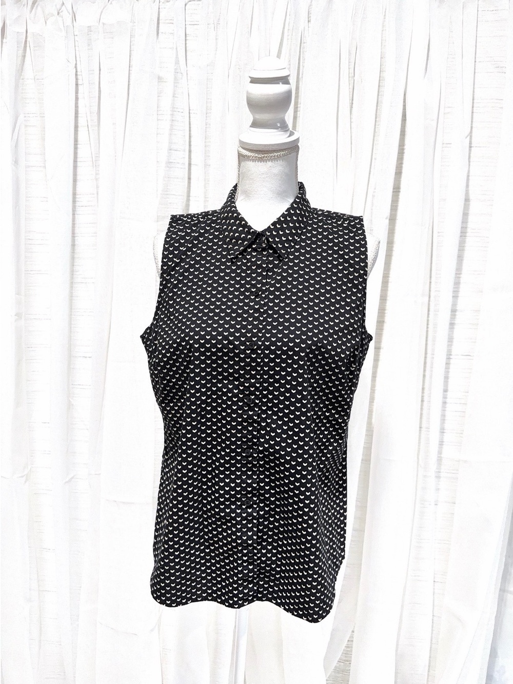 Apt. 9 Black Sleeveless Button-Down Top with White Dot Print